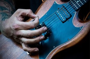 Gibson SG mit offenen Humbuckern